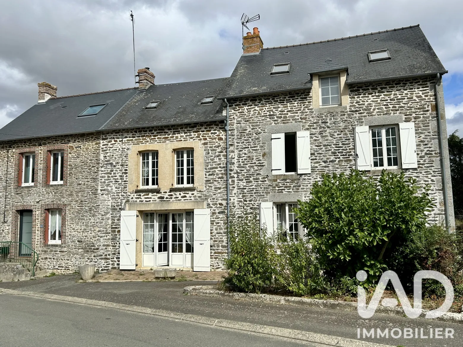 Vente maison à Javron-les-Chapelles (53250) : maison de village 7 pièces 212 m² - 2095902 — 2