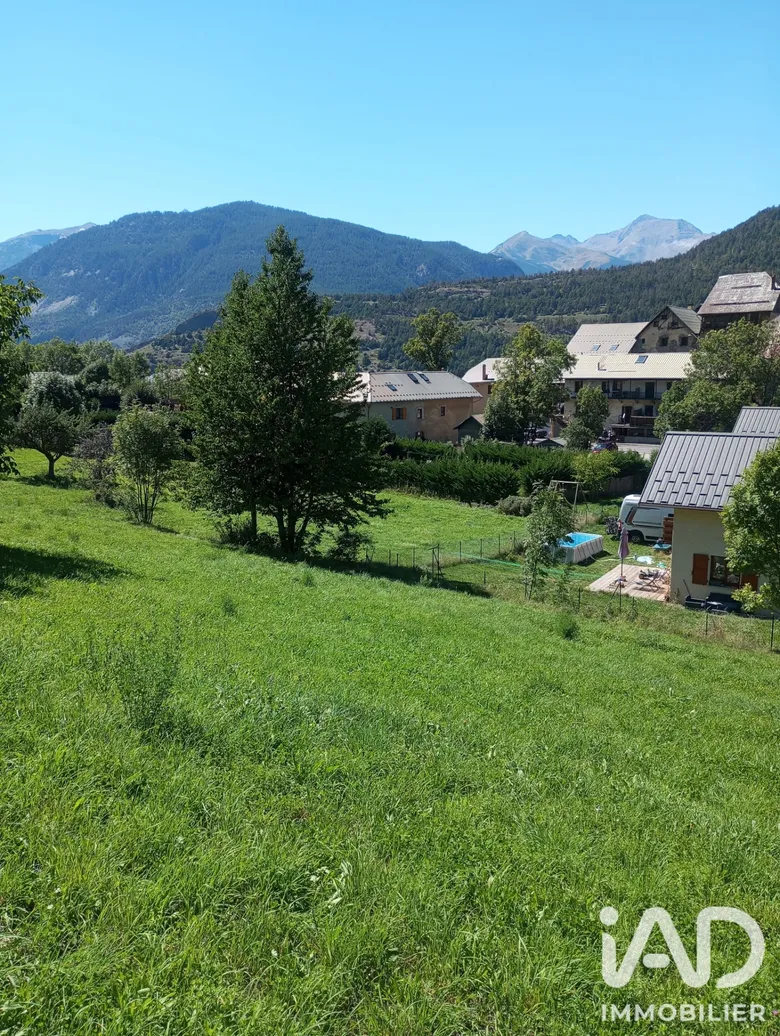 Terrain à Saint-Martin-de-Queyrières (05120) · 84 514 €