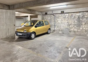 Parking à Paris (75017)