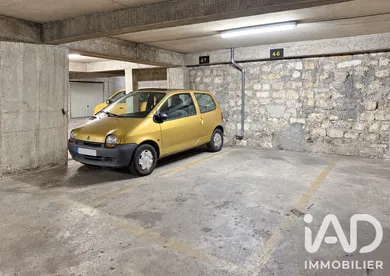 Parking in Paris (75017)