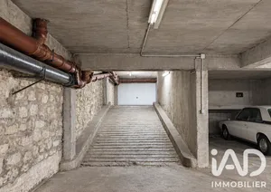 Parking in Paris (75017)