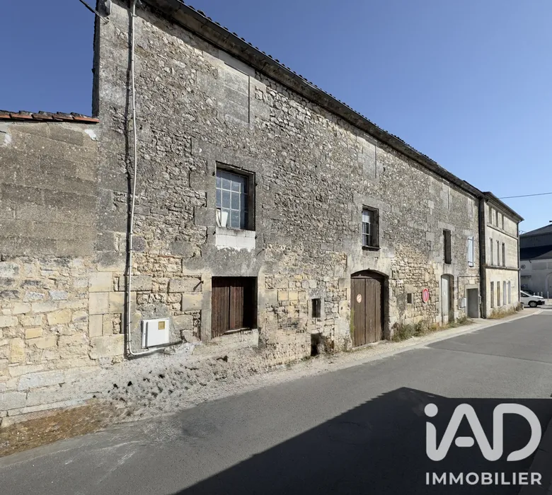 Maison 1 pièce 105 m² · à Châteauneuf-sur-Charente · 105 m² · 27 500 €