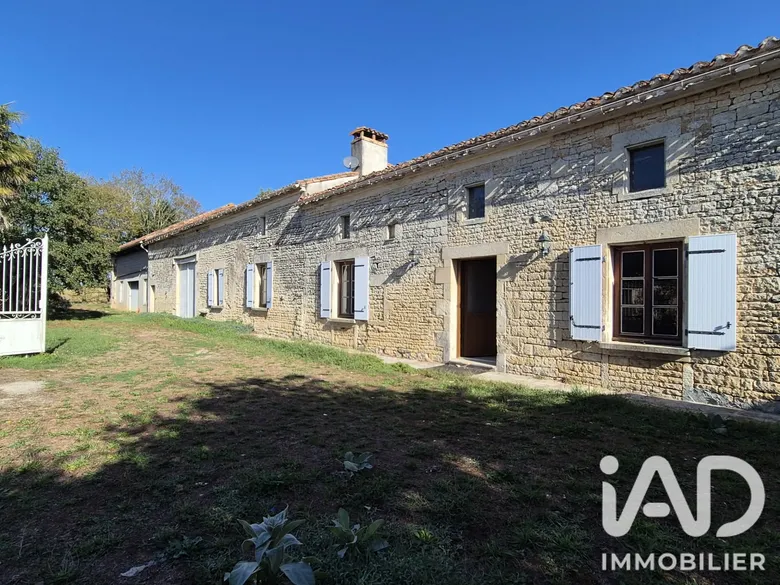 Maison 6 pièces 139 m² · à Salles-de-Villefagnan · 139 m² · 111 000 €
