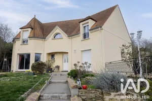 Architectural house in Étiolles (91450)