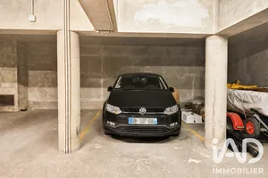 Parking à Paris (75017)
