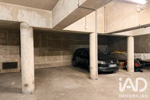 Parking in Paris (75017)