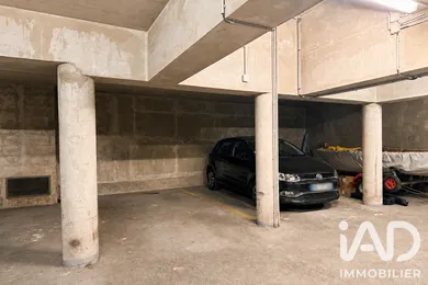 Parking à Paris (75017)