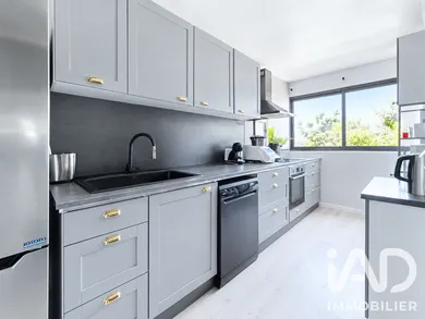 Apartment in Apt (84400)