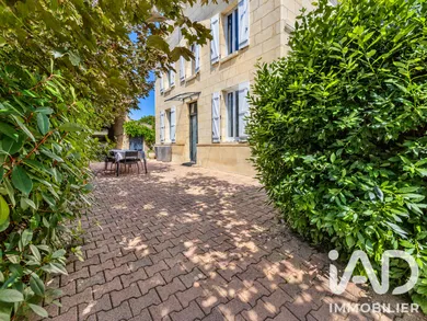 Mansion in Saint-Seurin-sur-l'Isle (33660)