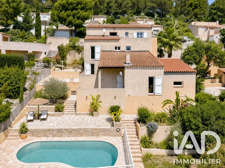 Maison 8 pièces 242 m² · à Carnoux-en-Provence · 242 m² · 895 000 €