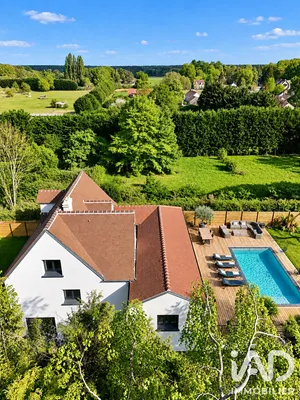 Architectural house in Montfort-l'Amaury (78490)