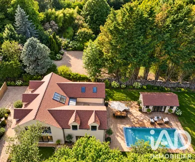 Architectural house in Montfort-l'Amaury (78490)