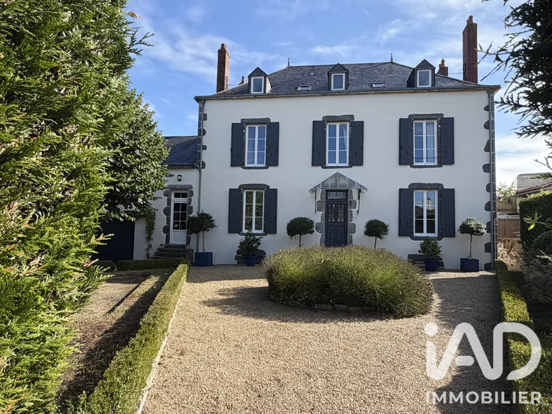 Maison 9 pièces 240 m² · à Moncoutant · 240 m² · 310 000 €