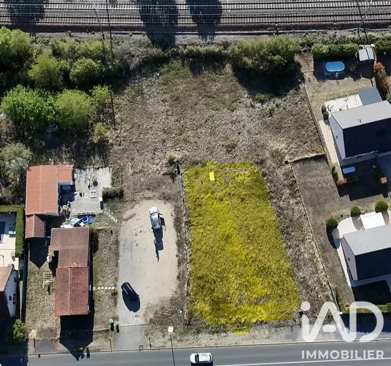 Terrain à Toulon-sur-Allier (03400) · 28 500 €
