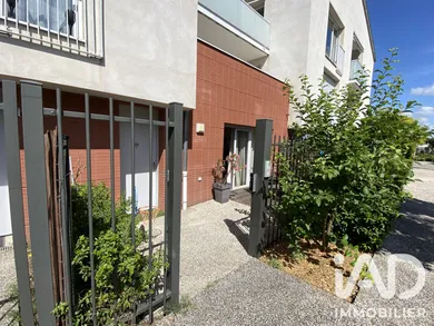 Apartment in Saint-Laurent-de-Mure (69720)