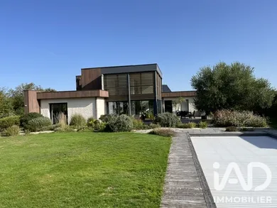 Architectural house in Saint-Georges-de-Montaigu (85600)