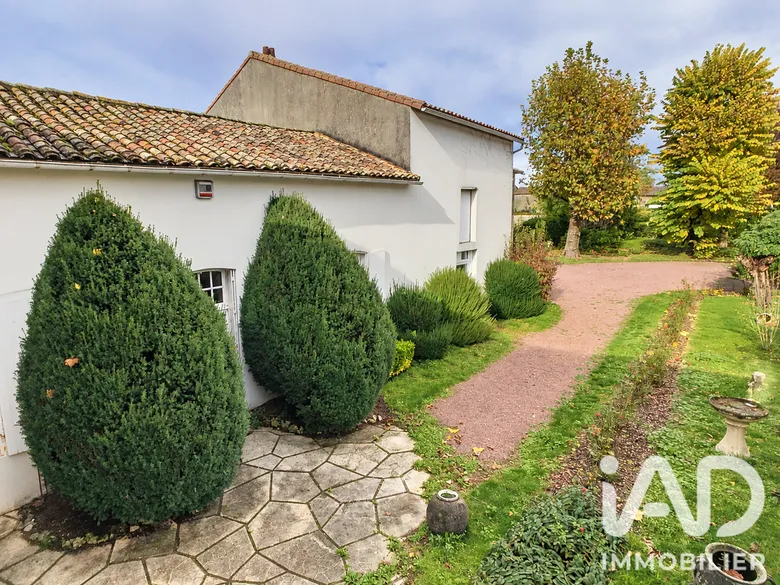 Maison 10 pièces 259 m² · à Villefagnan · 259 m² · 166 000 €
