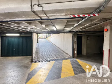 Parking in Paris (75020)
