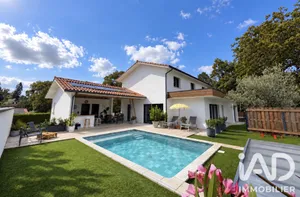 Architectural house in Saint-Martin-de-Hinx (40390)