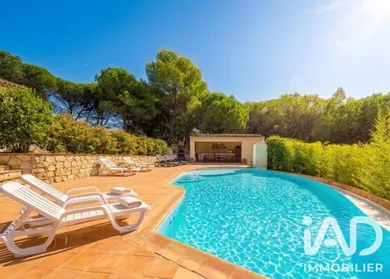 Maison à Roquebrune-sur-Argens (83520)
