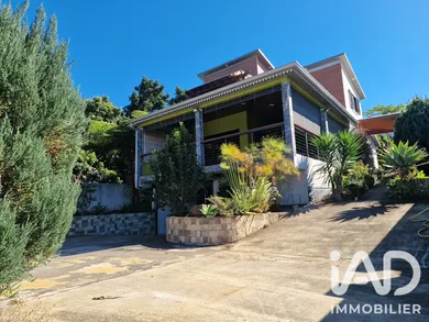 Maison d'architecte à Entre-Deux (97414)