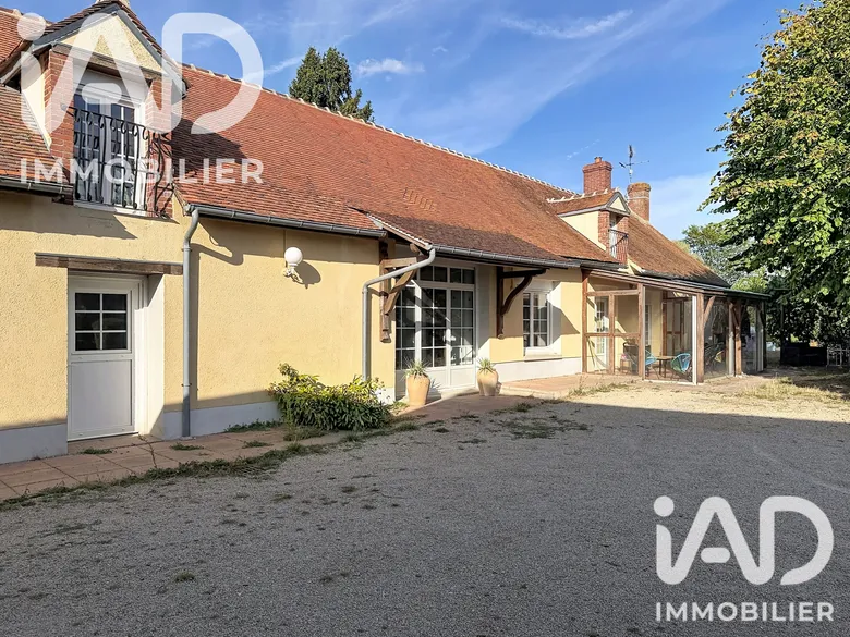 Maison 12 pièces 265 m² · à Villemoutiers · 265 m² · 250 000 €