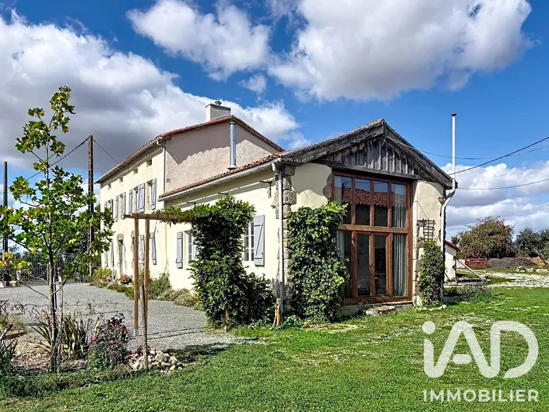 Maison 8 pièces 218 m² · à Moncoutant · 218 m² · 374 000 €