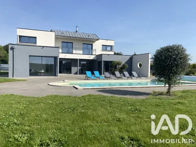 Architectural house in Le Crouais (35290)