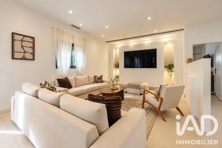 Maison 6 pièces 145 m² · à Saint-Seurin-sur-l'Isle · 145 m² · 324 000 €