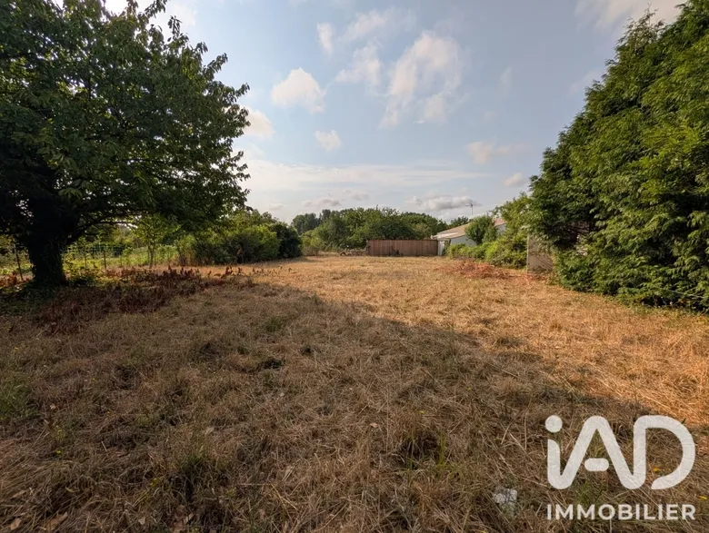 Terrain à bâtir à Surgères (17700) · 110 000 €