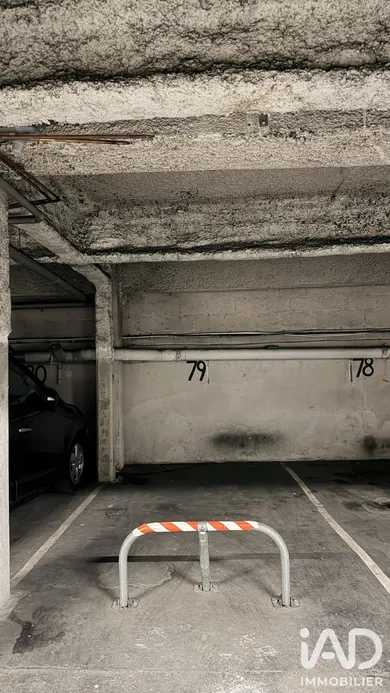 Parking à Paris (75019)