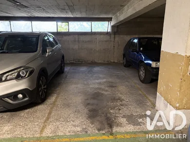 Parking à Paris (75018)