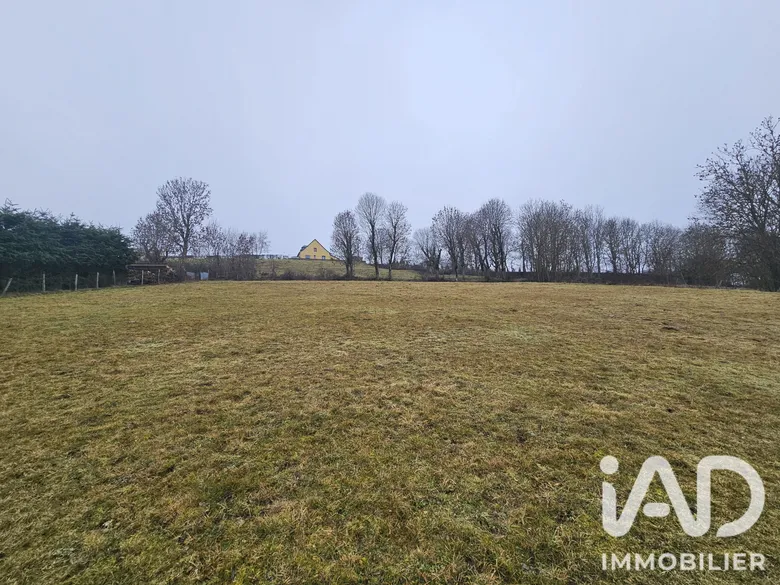 Terrain à bâtir à Tanavelle (15100) · 59 000 €