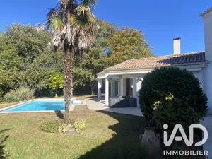 Architectural house in Saint-Aubin-de-Médoc (33160)