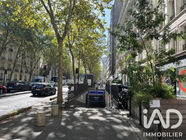 Parking 44 m² · à Paris · 44 m² · 84 000 €