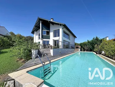 Architectural house in Urrugne (64122)