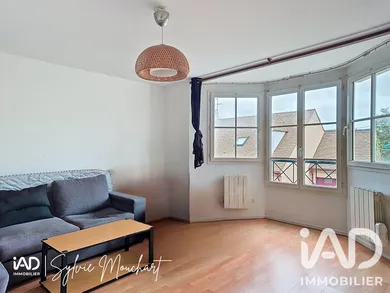 Apartment in Les Essarts-le-Roi (78690)