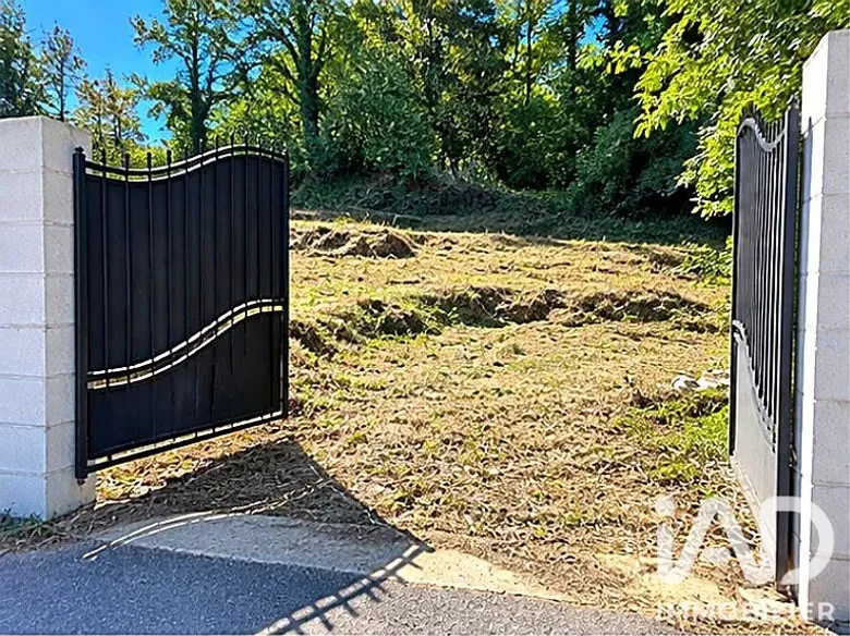 Terrain à bâtir à Tourves (83170) · 180 000 €