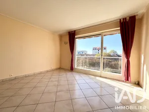 Apartment in Chatou (78400)