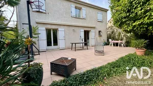 Maison traditionnelle à Mandres-les-Roses (94520)