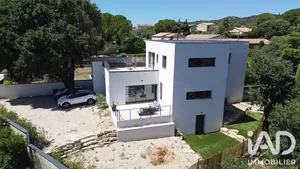 Architectural house in Tavel (30126)
