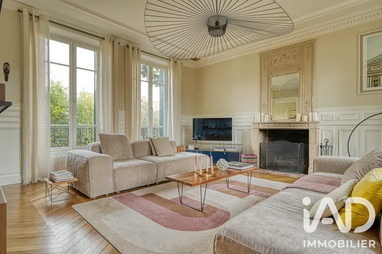 Maison 9 pièces 235 m² · au Mesnil-le-Roi · 235 m² · 1 795 000 €