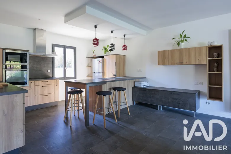 Maison 6 pièces 148 m² · à Saint-Genis-les-Ollières · 148 m² · 598 000 €