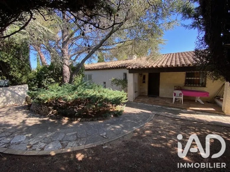 Maison 6 pièces 225 m² · à Roquebrune-sur-Argens · 224,6 m² · 680 000 €