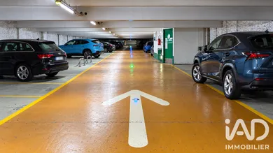 Parking in Paris (75008)
