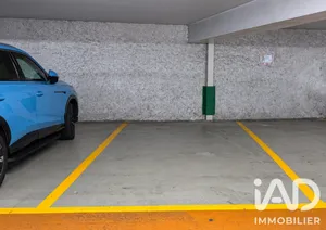 Parking in Paris (75008)