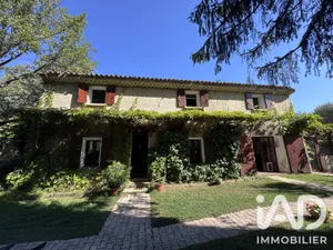 Domain in Grambois (84240)