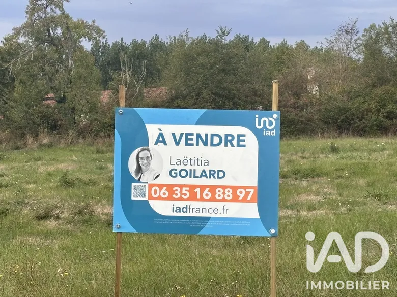 Terrain à bâtir à Saint-Jean-de-Sauves (86330) · 20 000 €