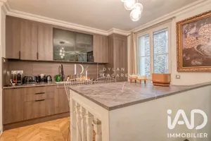 Apartment in Paris (75116)
