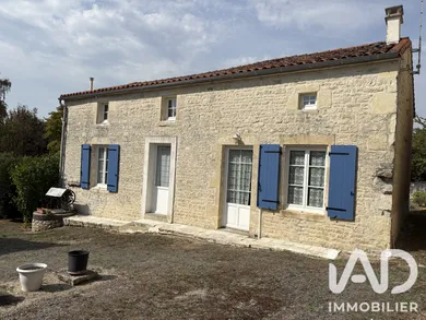 Maison de village à Longré (16240)